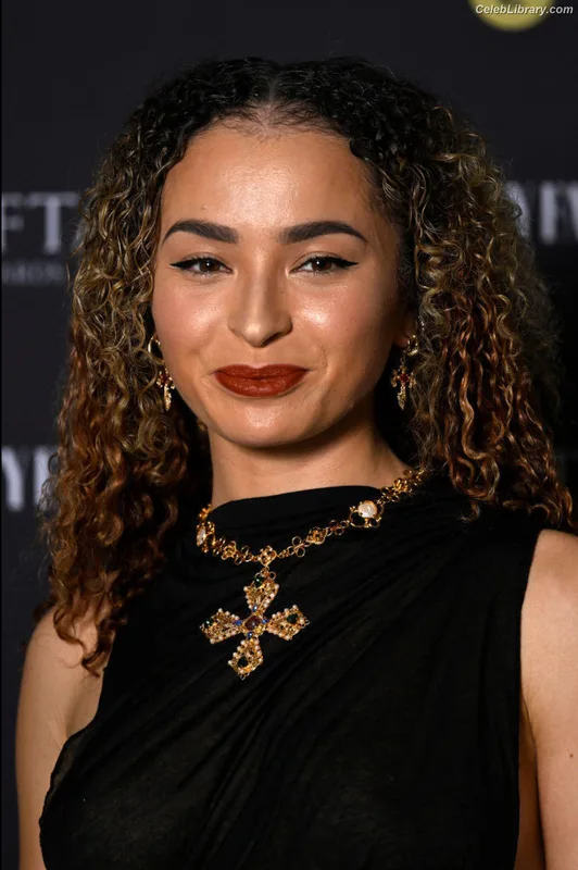 Ella Eyre photo 9 of 208