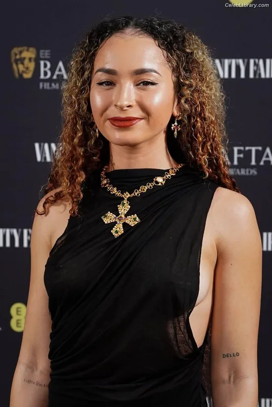 Ella Eyre photo 12 of 208