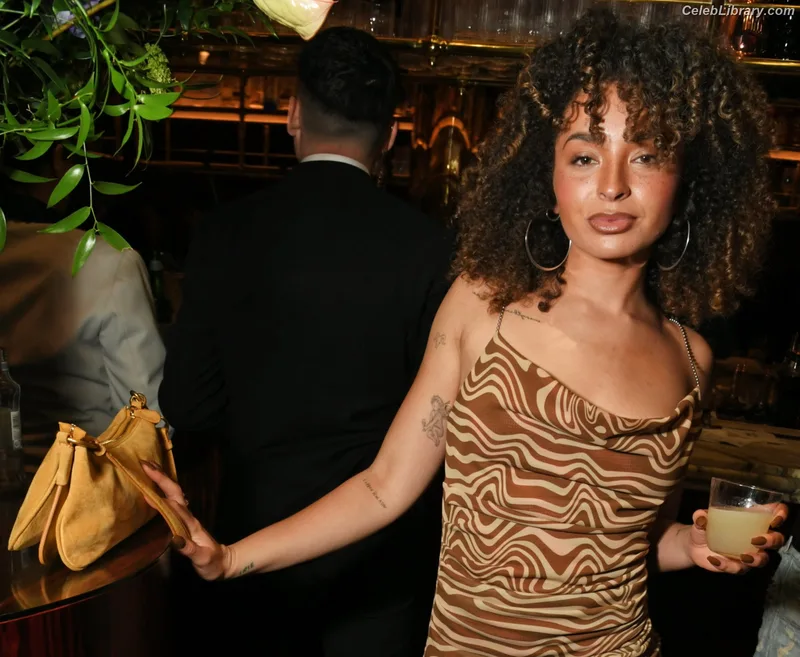 Ella Eyre photo 13 of 208