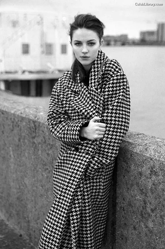 Ella Hunt photo 2 of 487