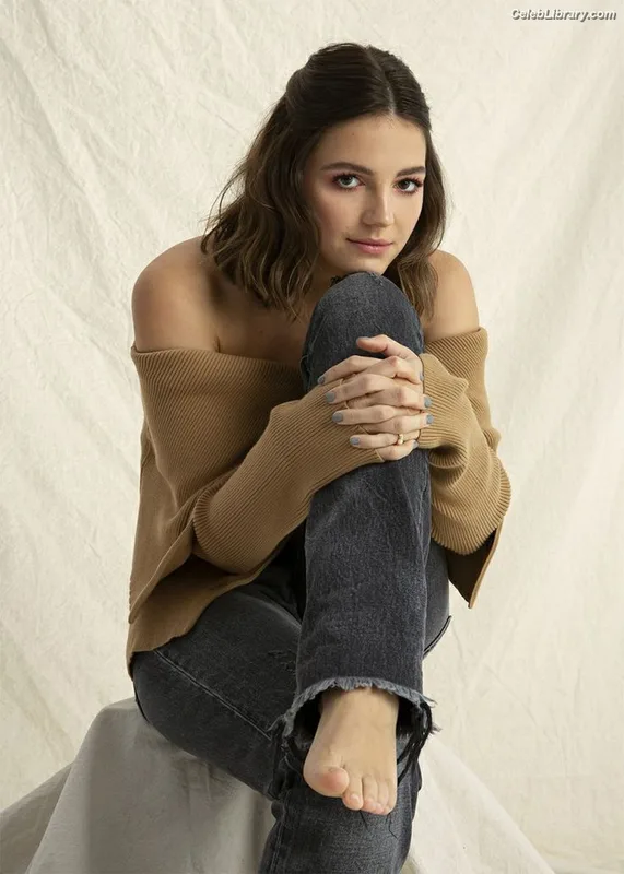 Ella Hunt photo 2 of 487