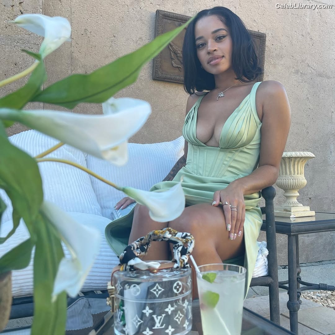 Ella Mai photo 2 of 11