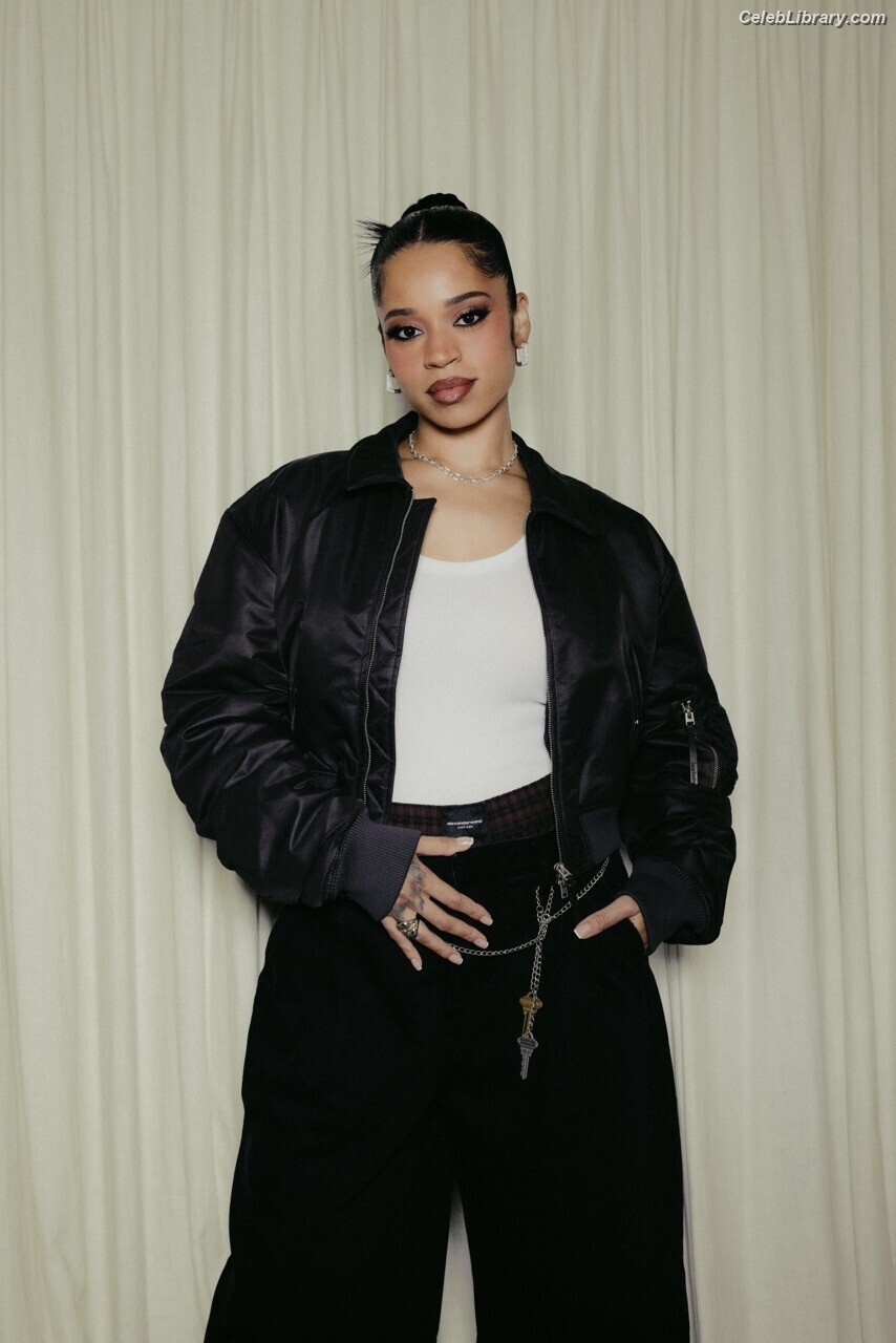 Ella Mai photo 5 of 11