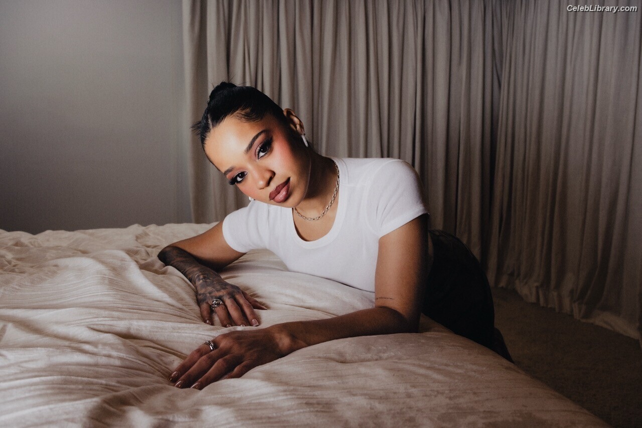 Ella Mai photo 6 of 11