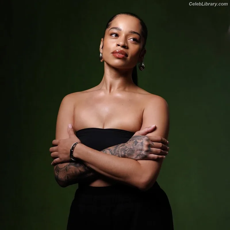 Ella Mai photo 1 of 11
