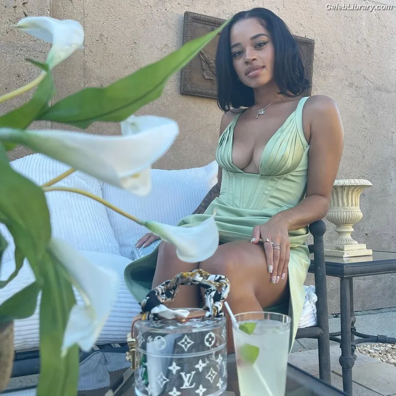 Ella Mai photo 2 of 11
