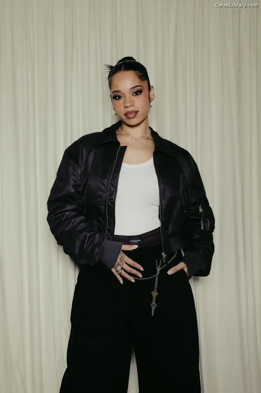 Ella Mai photo 5 of 11