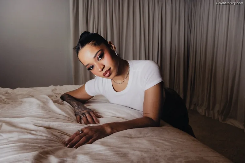 Ella Mai photo 6 of 11
