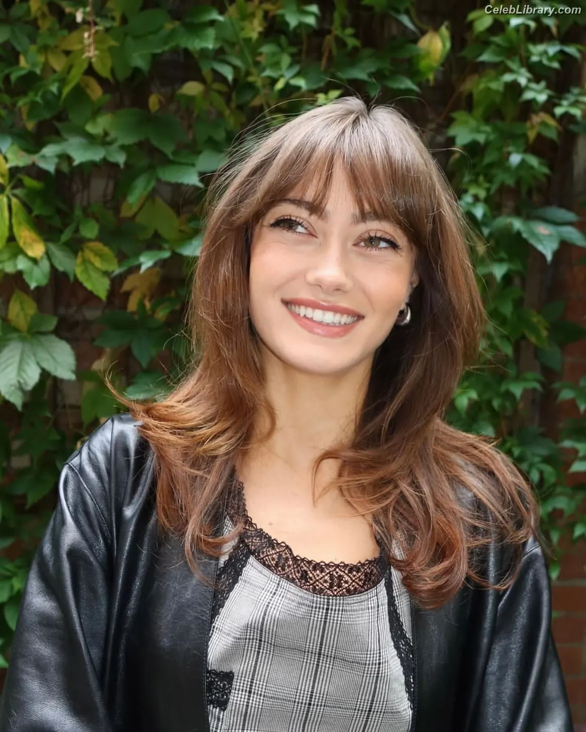 Ella Purnell photo 1 of 811