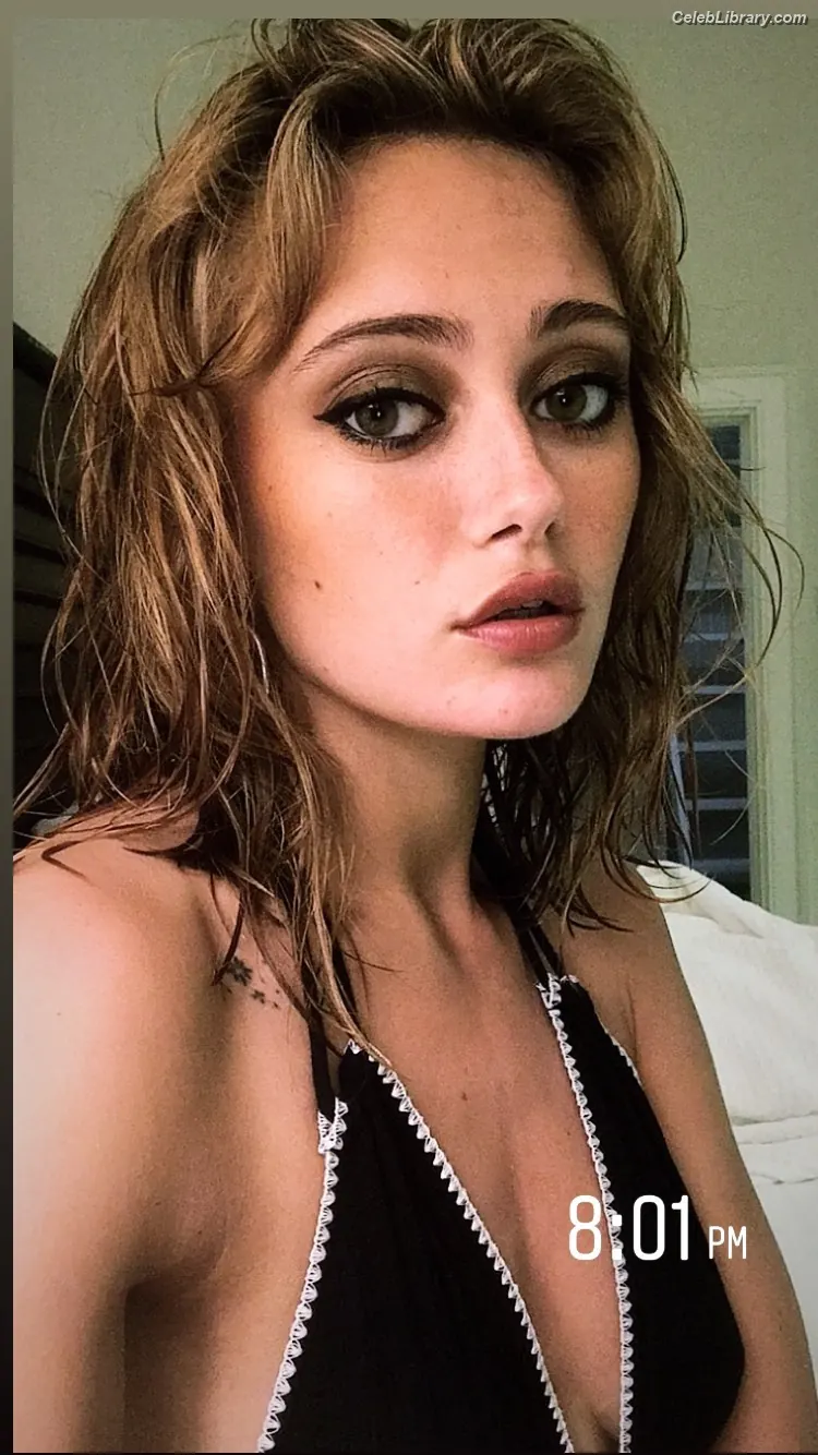 Ella Purnell photo 12 of 811