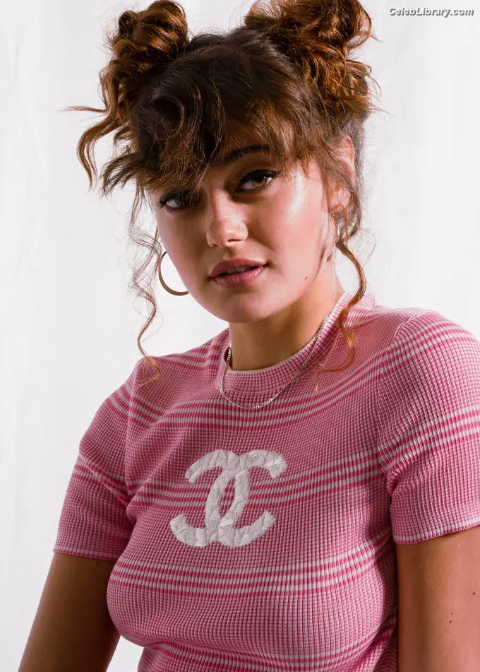 Ella Purnell photo 17 of 811