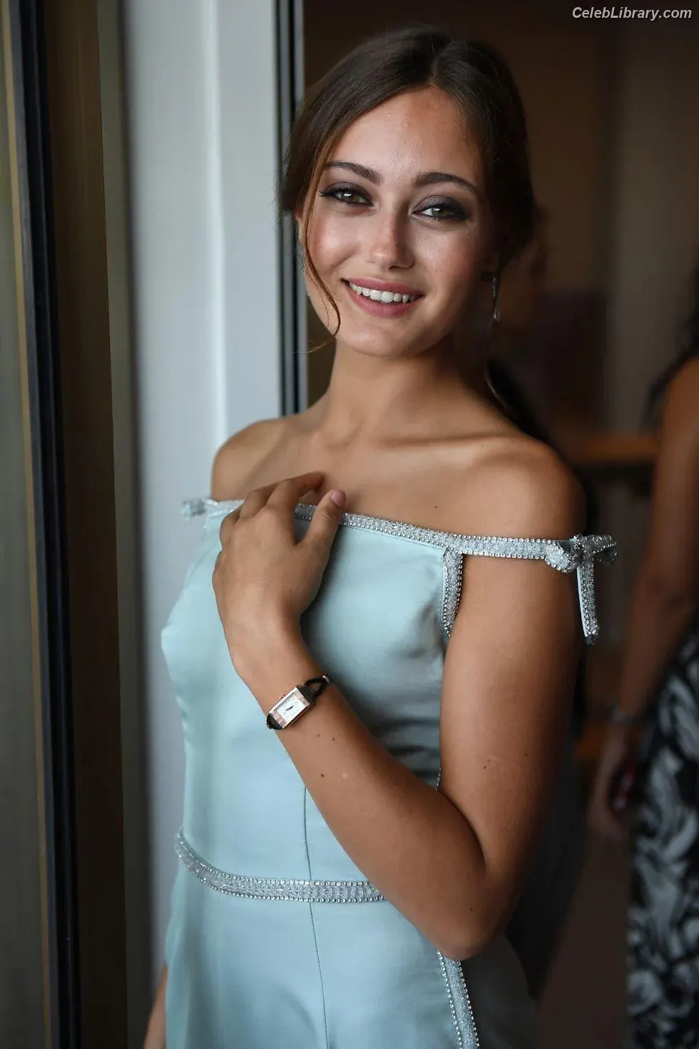 Ella Purnell photo 3 of 811
