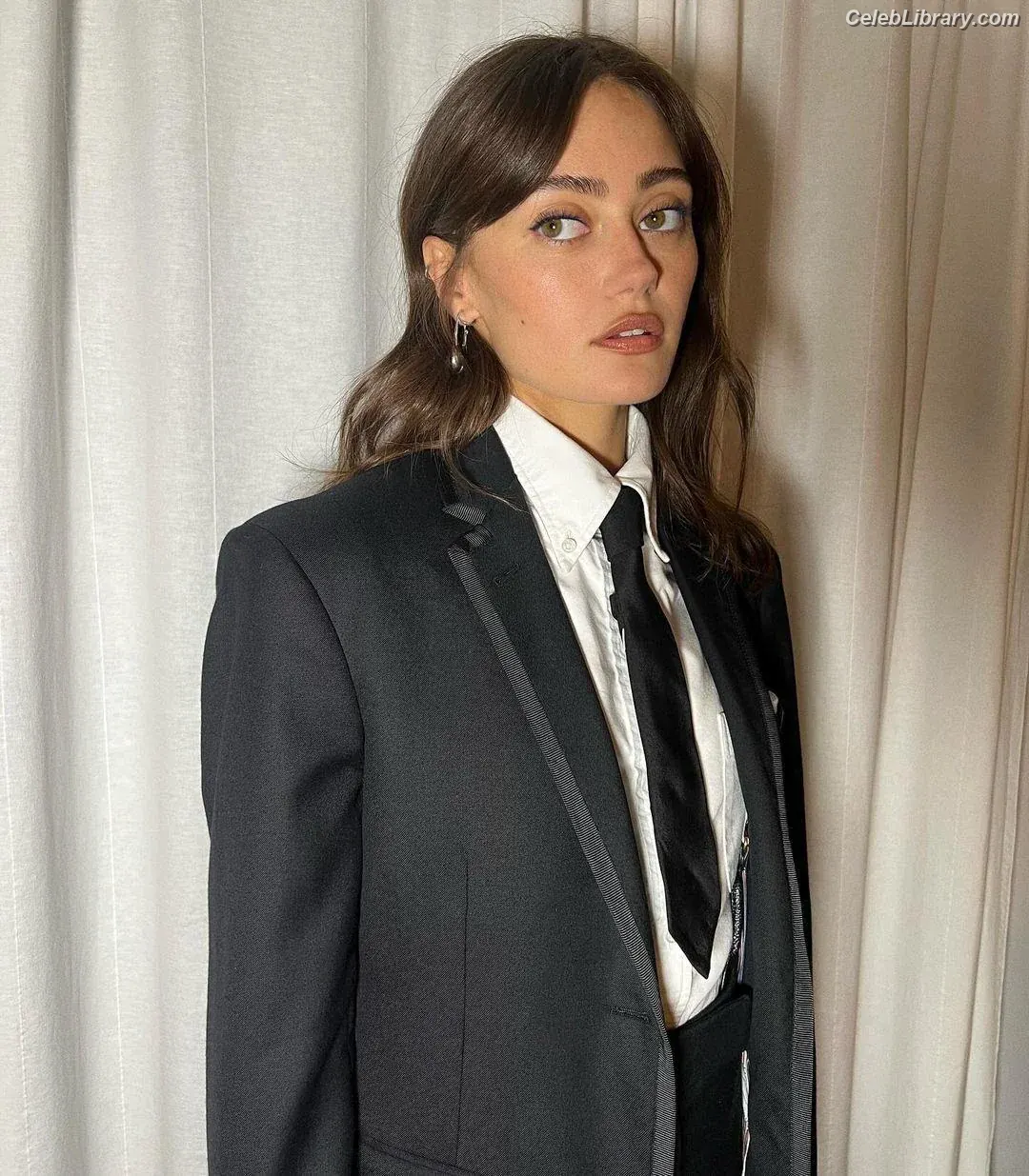 Ella Purnell photo 22 of 811