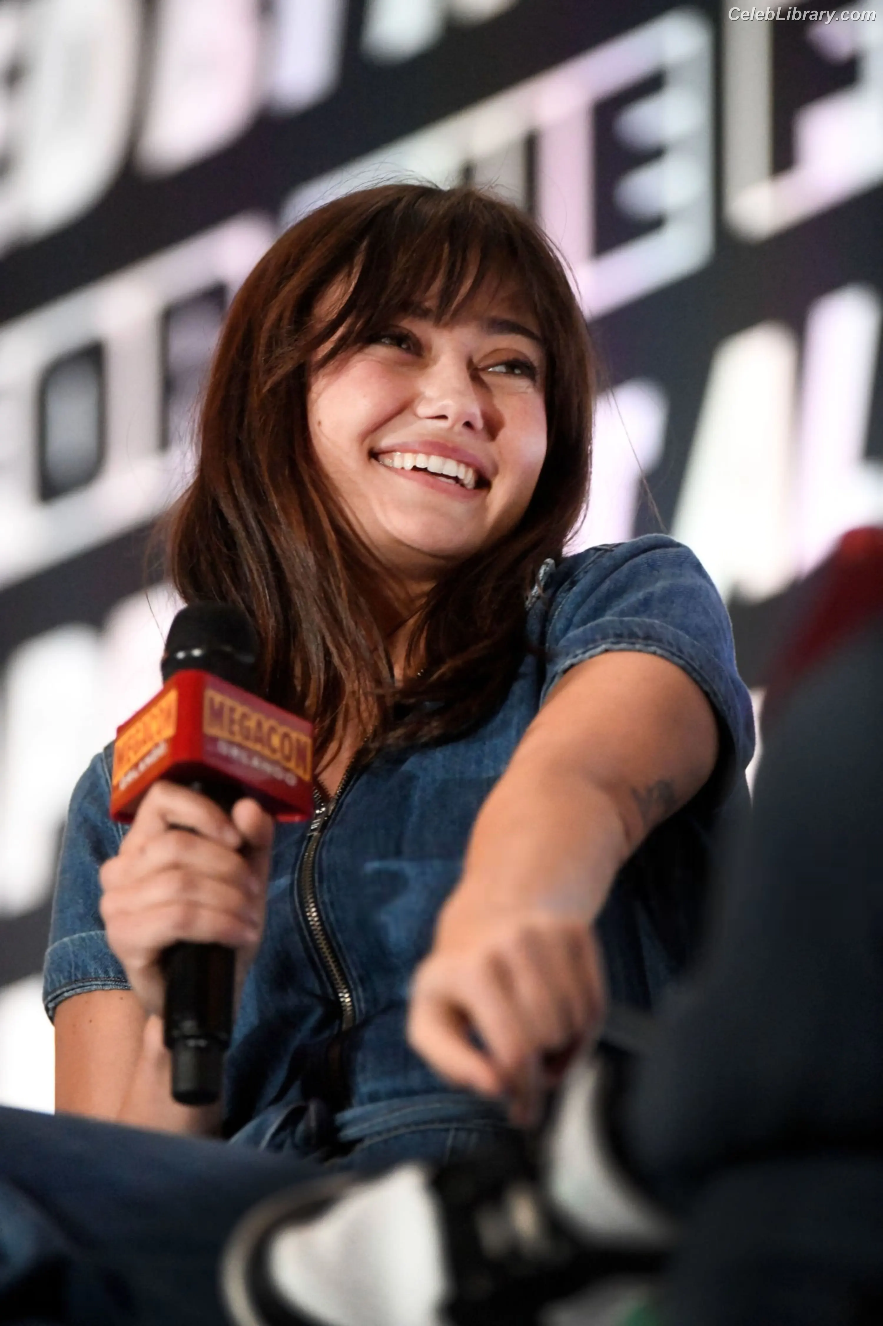 Ella Purnell photo 16 of 811
