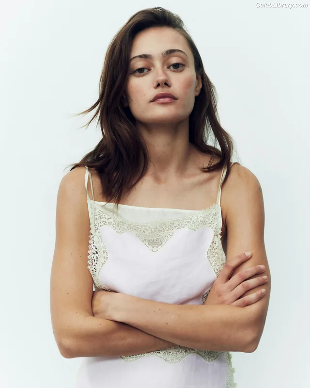 Ella Purnell photo 1 of 810