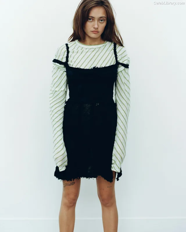 Ella Purnell photo 2 of 810