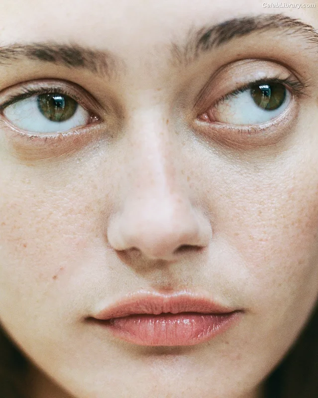 Ella Purnell photo 6 of 810
