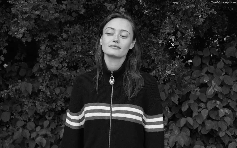 Ella Purnell photo 7 of 810