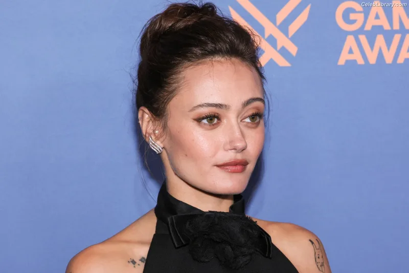 Ella Purnell photo 14 of 810