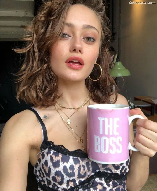 Ella Purnell photo 23 of 810