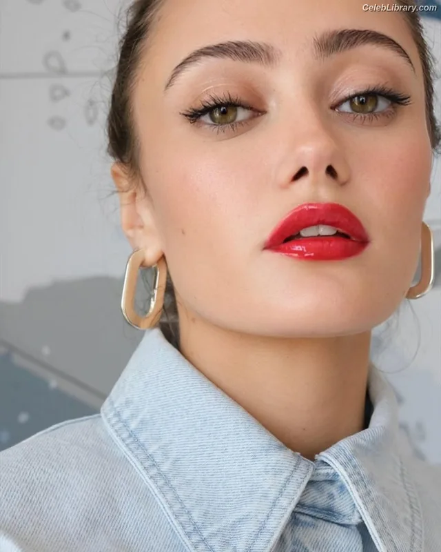 Ella Purnell photo 5 of 810