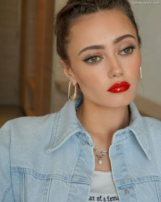Ella Purnell photo 7 of 810