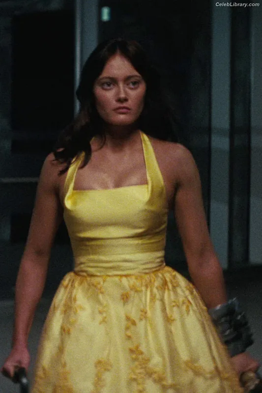Ella Purnell photo 18 of 810