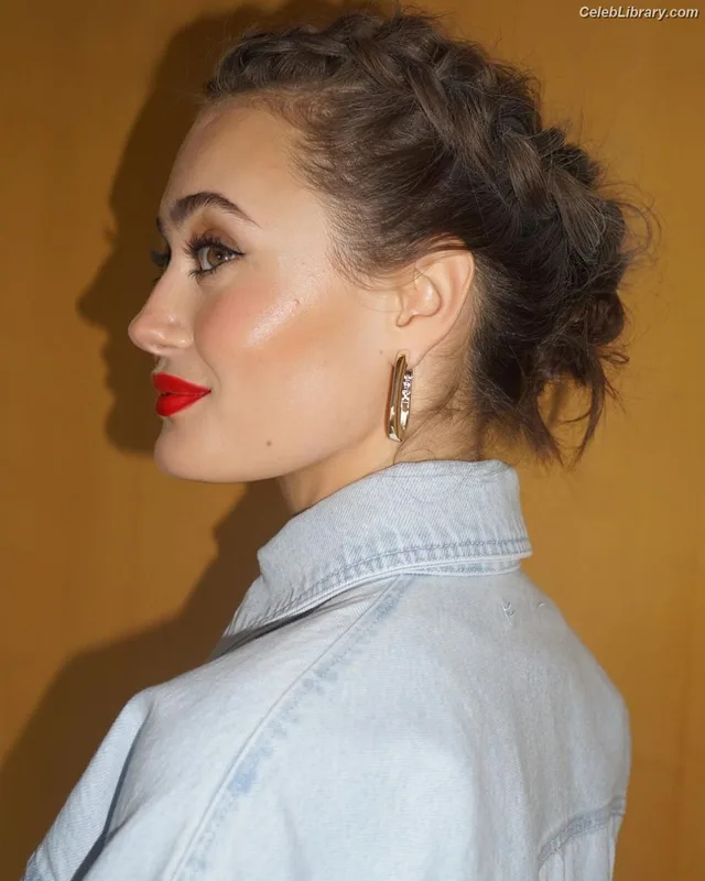 Ella Purnell photo 21 of 810