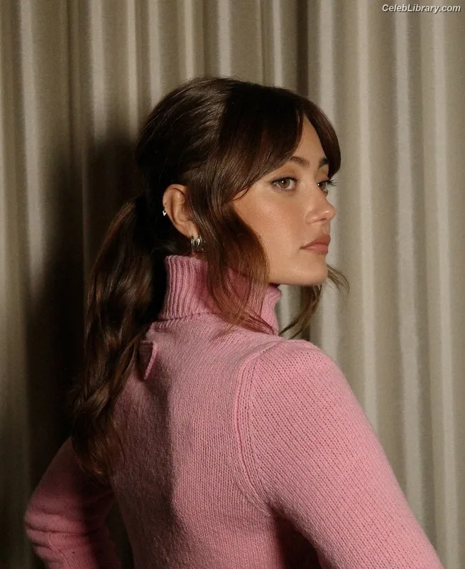 Ella Purnell photo 13 of 810