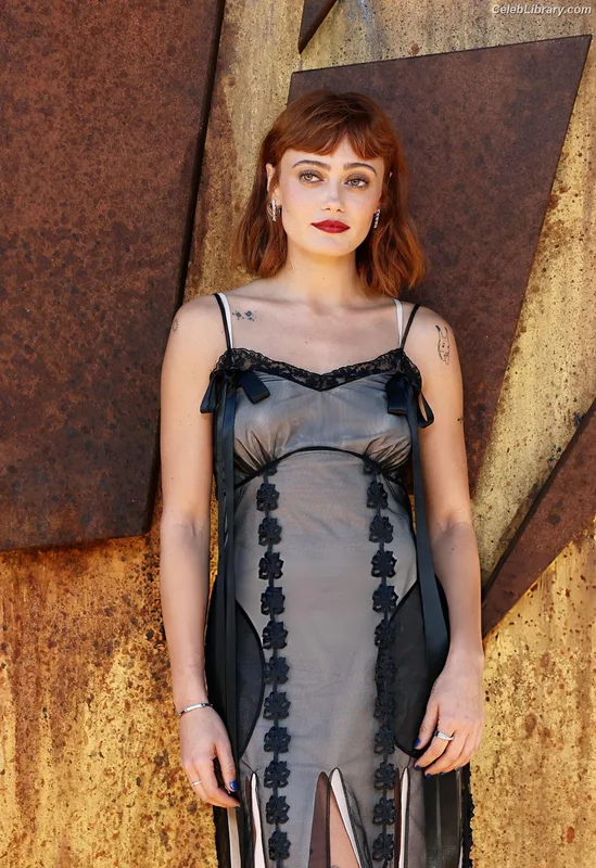 Ella Purnell photo 14 of 810