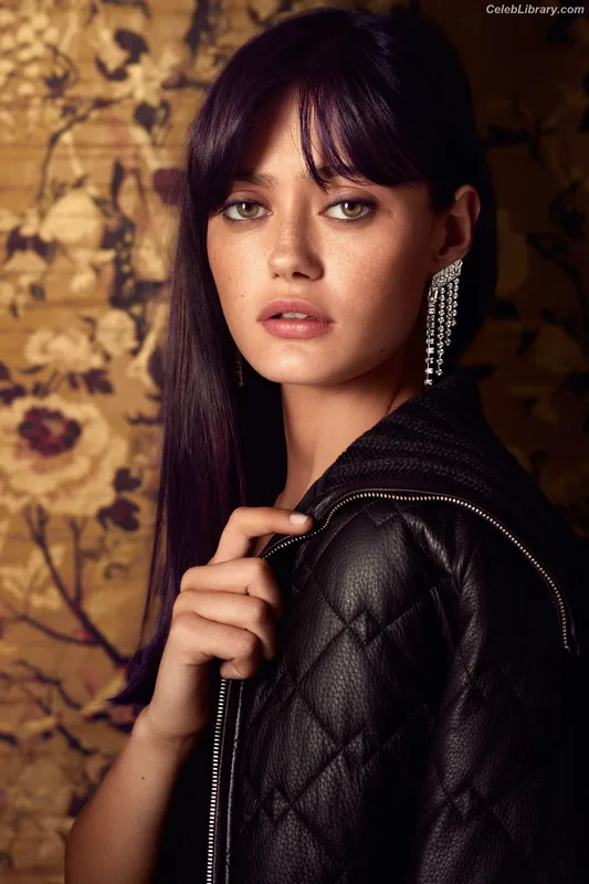 Ella Purnell photo 24 of 810