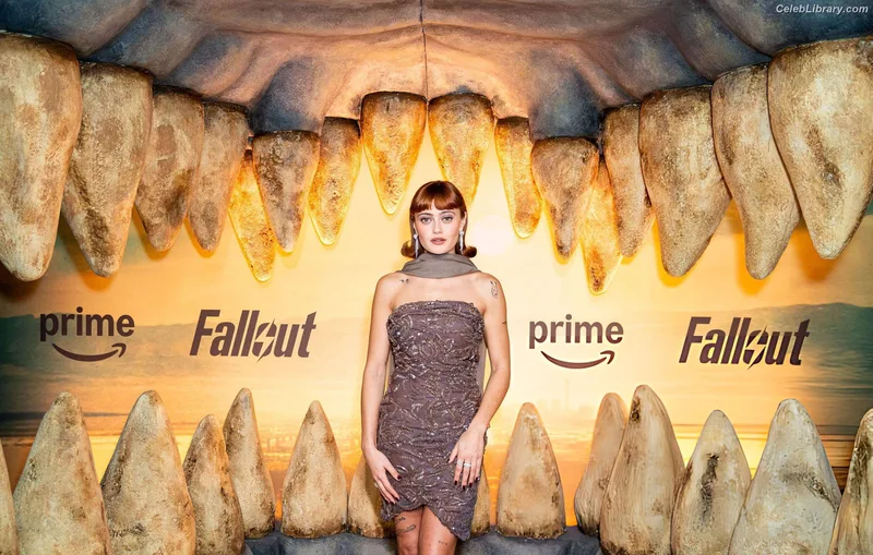 Ella Purnell photo 3 of 810