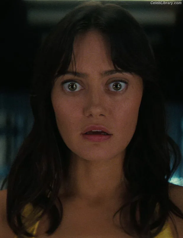 Ella Purnell photo 4 of 810