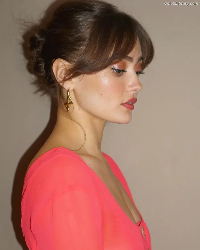 Ella Purnell photo 19 of 810