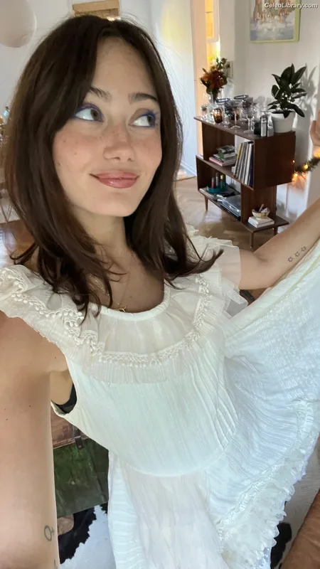 Ella Purnell photo 23 of 810