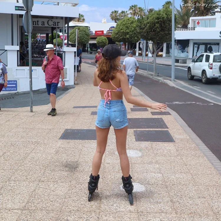Ella Purnell photo 1 of 810