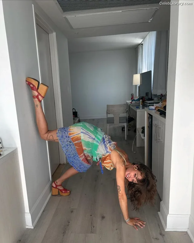Ella Purnell photo 4 of 810