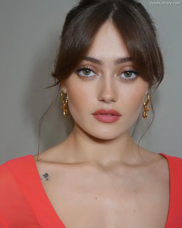 Ella Purnell photo 5 of 810