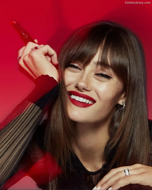 Ella Purnell photo 6 of 810