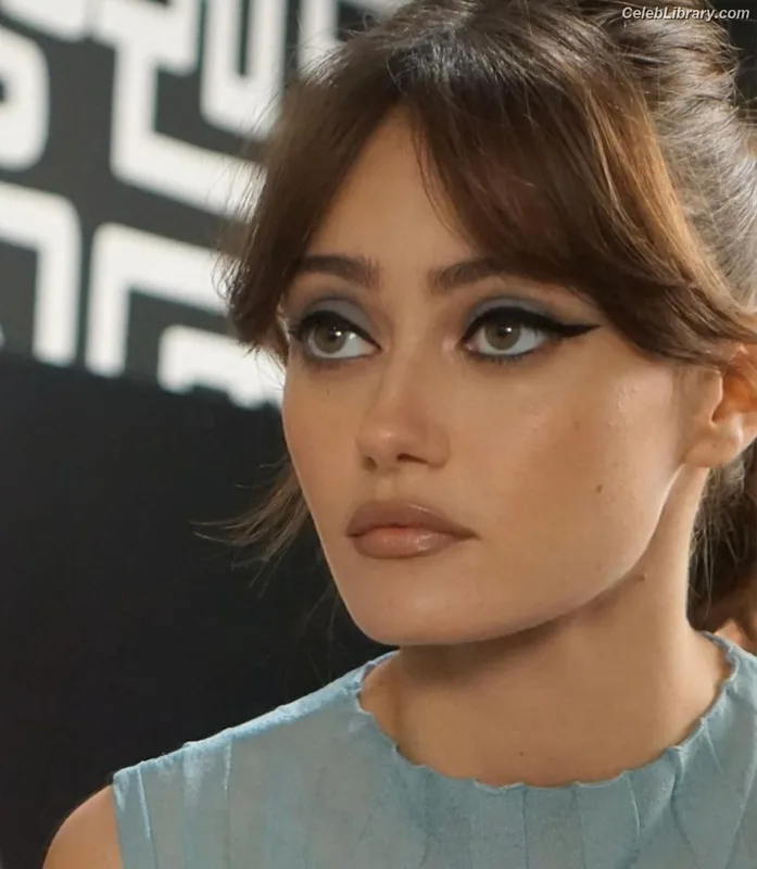 Ella Purnell photo 9 of 810