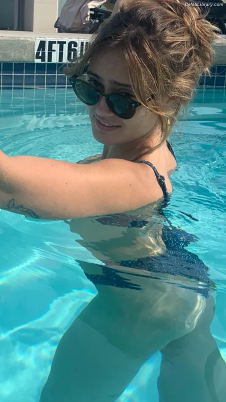 Ella Purnell photo 12 of 810