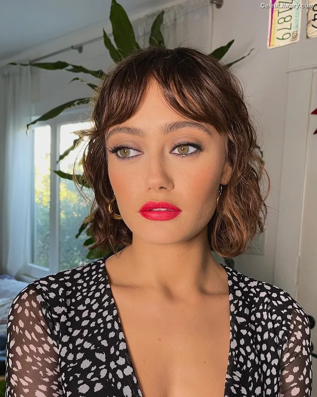 Ella Purnell photo 14 of 810