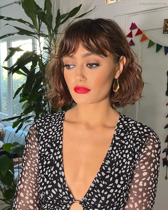 Ella Purnell photo 18 of 810