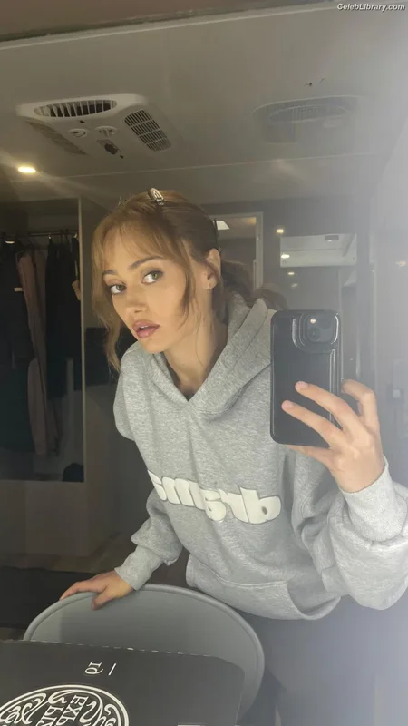 Ella Purnell photo 3 of 810