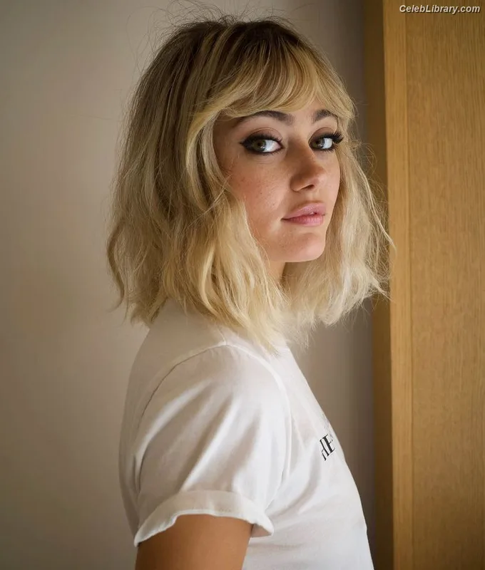 Ella Purnell photo 7 of 810