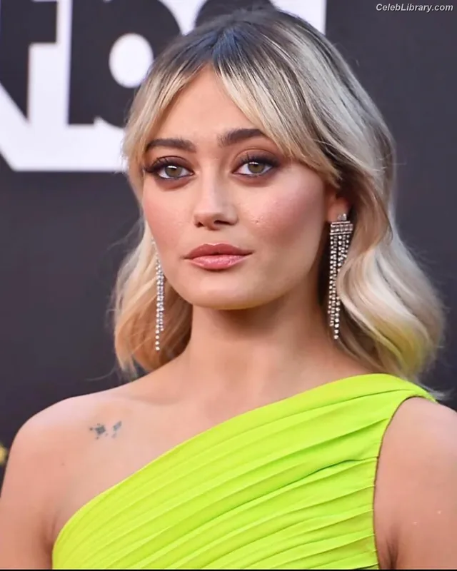 Ella Purnell photo 10 of 810