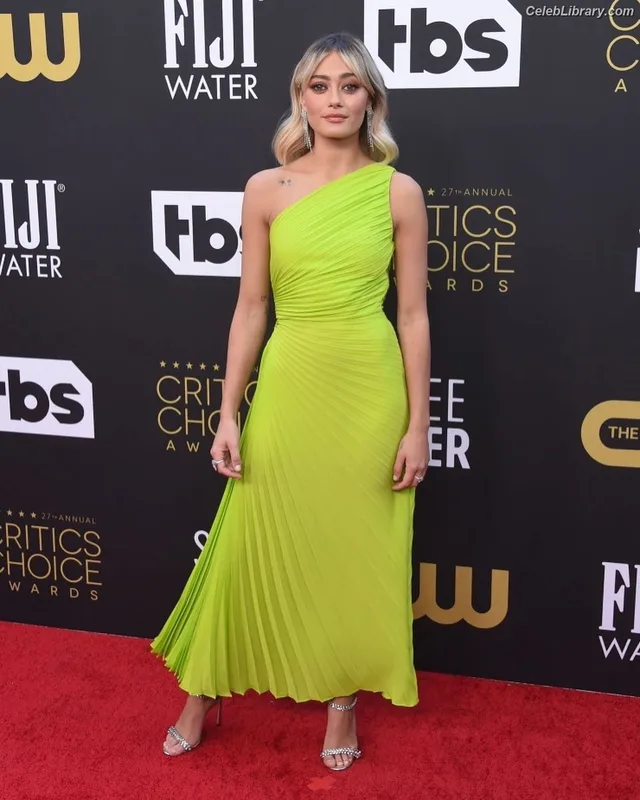 Ella Purnell photo 11 of 810