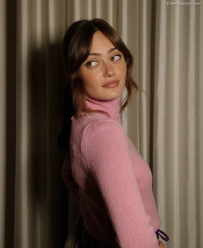 Ella Purnell photo 17 of 810