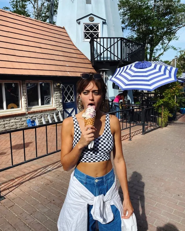 Ella Purnell photo 20 of 810