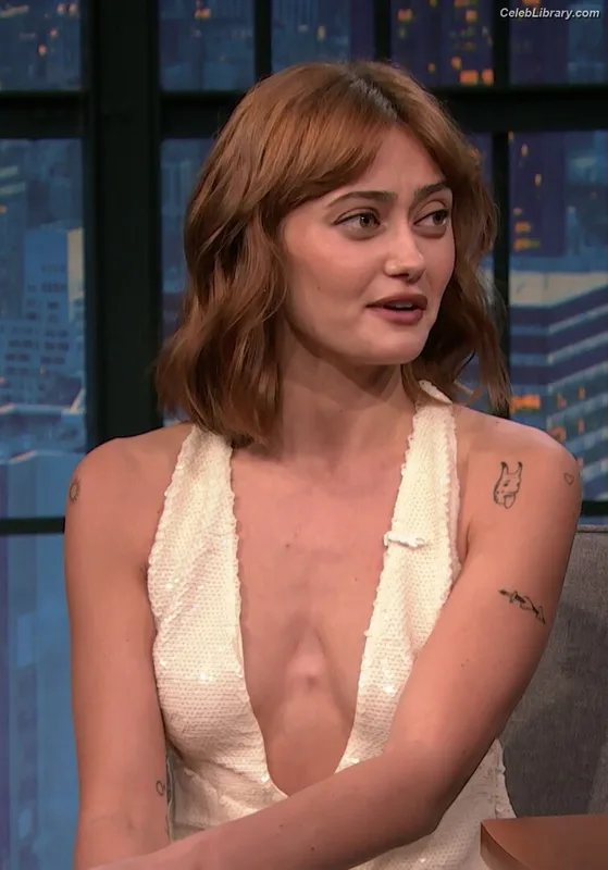 Ella Purnell photo 4 of 810